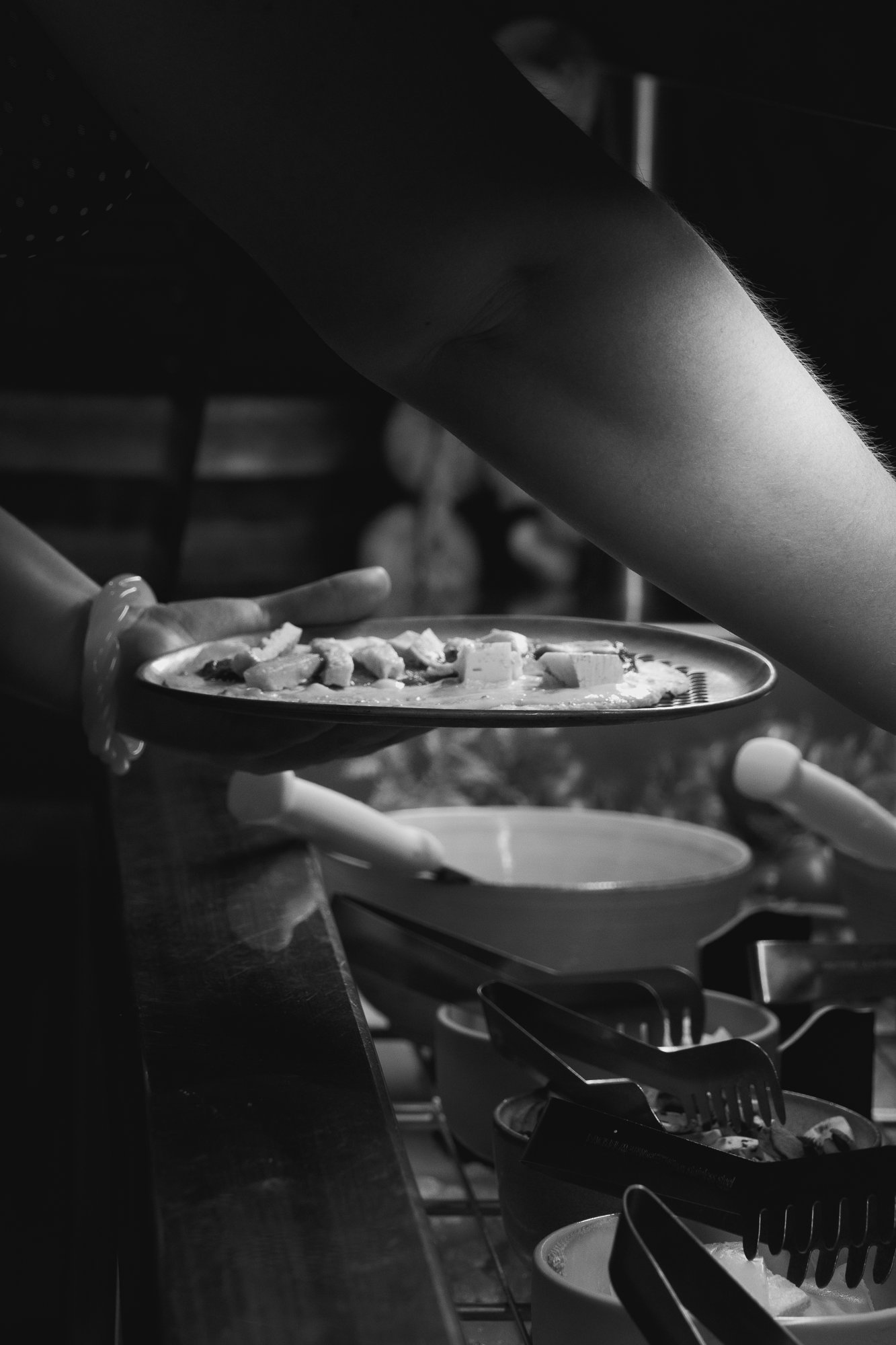 Service d'un plat en noir et blanc